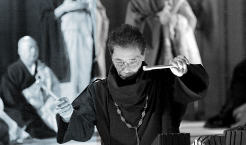 Stomu Yamash'ta, percussionniste sanukite, et les moines du Daitoku-ji